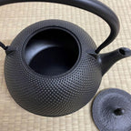 Japanese Cast Iron Tea Kettle – 1.5L Nambu Tetsubin with Arare Pattern - Image 2